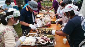 海の幸山の幸を炭火で焼く地域の皆さん