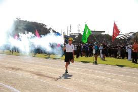 市民体育祭で聖火を手に走る選手