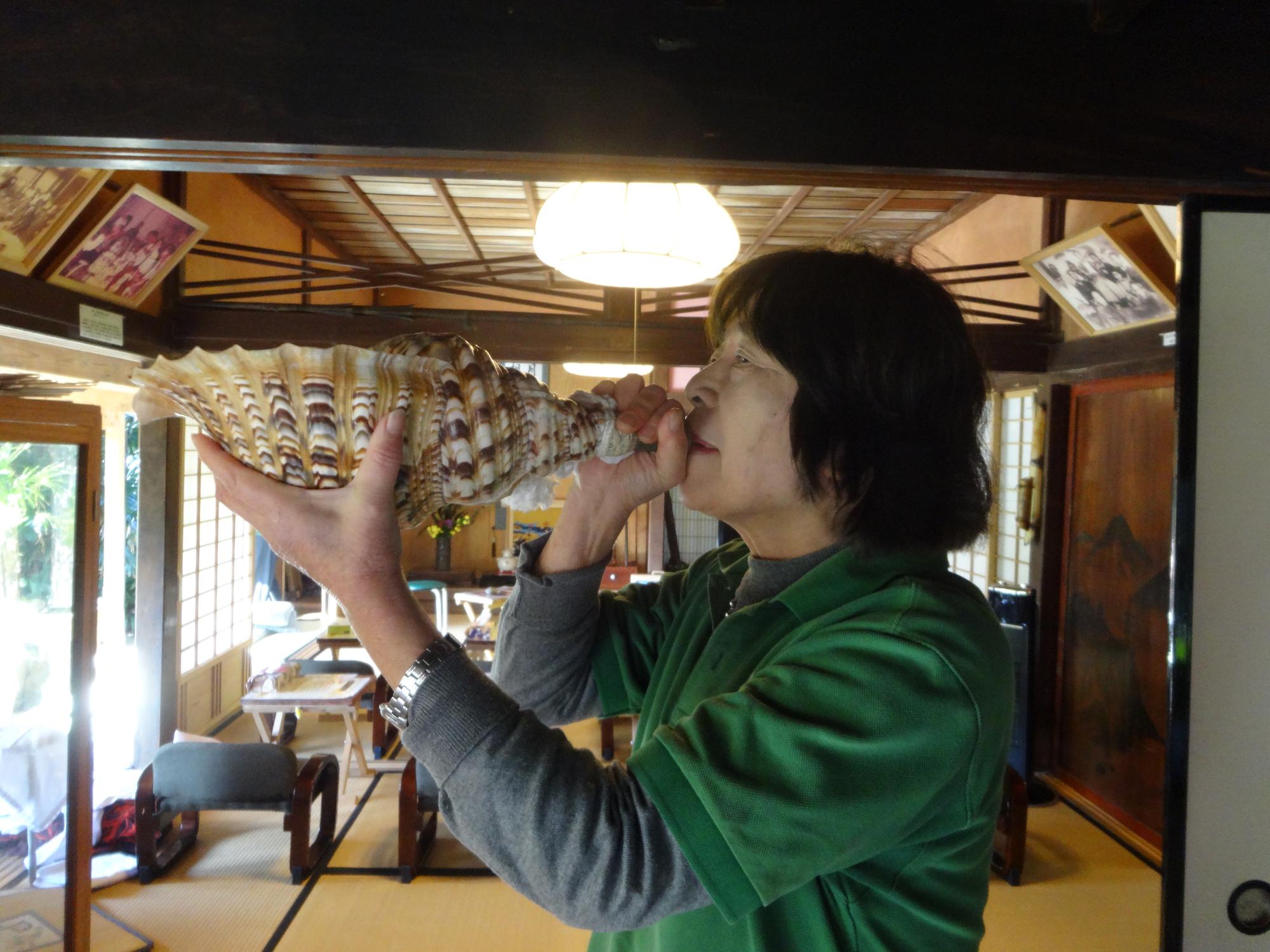 ほらがいをふいているしゃしん