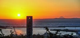 東シナ海に沈む太陽と馬毛島、硫黄島、竹島