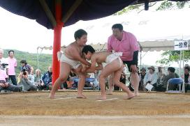 勢いよく相手と組み合う児童