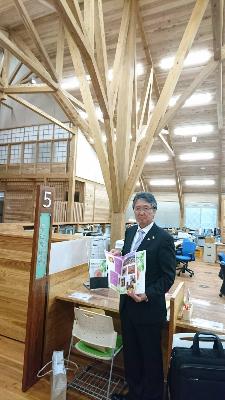 屋久島町新庁舎に種子島産婦人科医院のパンフ