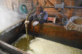 黒糖製造の写真