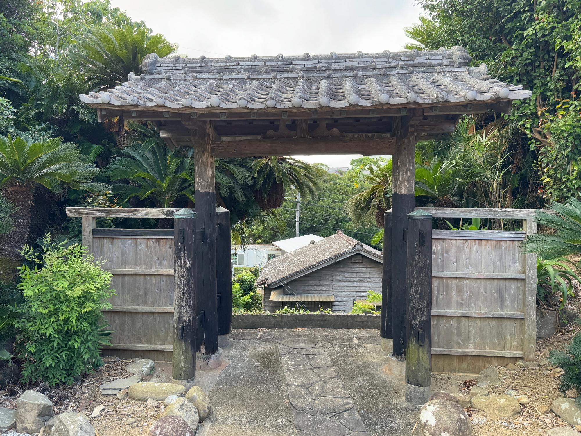 旧上妻家住宅門裏