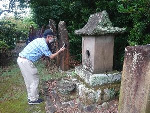 本源寺の石塔群